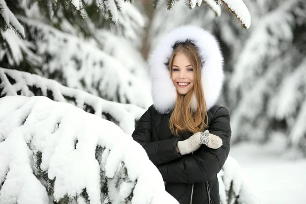 Retrato de jovem mulher em pele branca no inverno — Fotografia de Stock