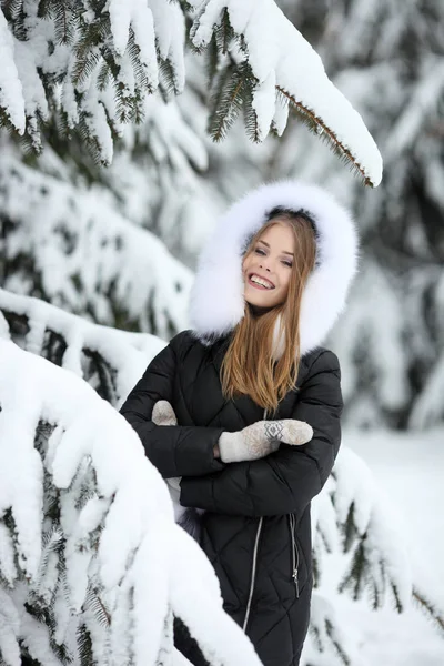 Мода молодая женщина в зимнее время Стоковое Изображение