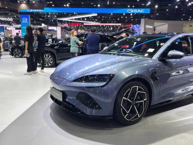 Çin 'den gelen yeni model BYD Seal Elecev arabası Bangkok Uluslararası Otomobil Fuarı 2025 fuarında sergilenmektedir.