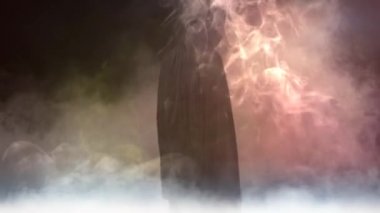 Siyah maskeli kılıç duman 4 k ile siyah kukuletalı pelerin duman, sis ve buğu bir ortamda büyük bir kılıç tutan bir şekilde özellikleri.