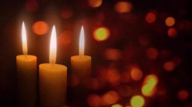 Noel ışıkları 4 k döngü üç tatil mum dağınık ışık kayan bir atmosferde titreşen özellikleri mumlar