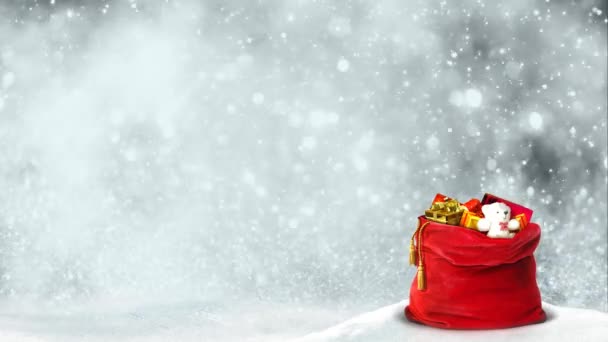 渦巻く雲とそびえ立つように銀色にキラキラ粒子と雪の中で座ってプレゼント サンタ プレゼント袋シルバー キラキラ旋回ループ機能の完全な赤いサンタ袋 — ストック動画