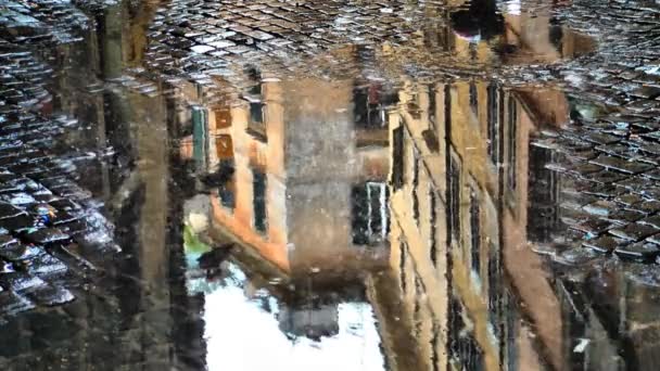 Λακκούβα Αντανάκλαση Στα Χαρακτηριστικά Βρόχο Βροχή Κίτρινα Κτίρια Μια Άποψη — Αρχείο Βίντεο