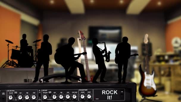 摇滚它音乐家剪影在演播室4K 静态照相机特点动画剪影音乐家演奏在吉他放大器之上与录音演播室在后面与领域模糊的深度 — 图库视频影像