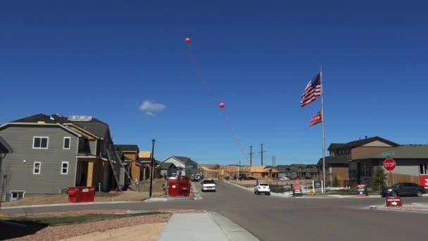 Blick Auf Neue Häuser Die Mit Fahnen Und Luftballons Gebaut — Stockvideo