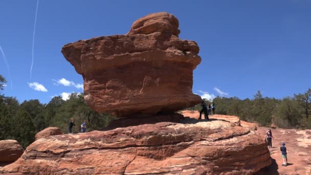 Jardín Los Dioses Turistas Colgando Roca Cuenta Con Personas Escalando — Vídeo de stock