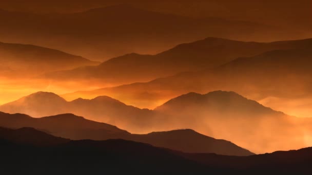 Fire Mountain Mist Loop Apresenta Cadeias Montanhas Com Brilho Dourado — Vídeo de Stock