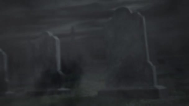 霧4Kループでお化けハロウィーンの墓石は 墓地を移動し ループで非常に幽霊ハロウィーンを望むと言うヘッドストーンで一時停止カメラを備えています — ストック動画