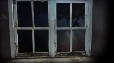 Eski Window Ürkütücü Cadılar Bayramı Kalbi 4K Döngüsü kamerayı eski bir pencereye doğru hareket ettiriyor. Etrafta sinekler dolaşıyor ve bir güve uçuşuyor.