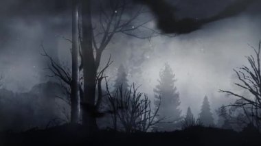 Kara Orman Silueti Dolunay ve Yarasalar 4K Döngü 'de eski karanlık bir ormanın siluetini gösteren bir kamera görüntüsü var. Arkasında dolunay, sis, duman ve yarasalar bir döngü içinde uçuyor.