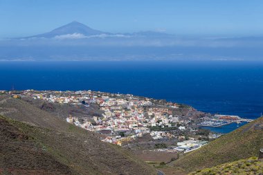 Panoramik Adası La Gomera Adası Tenerife arka plan ile. Kanarya Adaları. İspanya