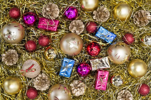 Hintergrund Für Weihnachten Mit Buntem Ornament Auf Goldenem Hintergrund — Stockfoto