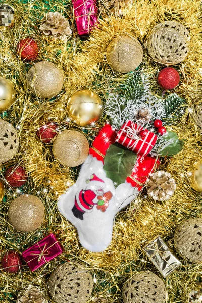 色のボールでクリスマスの飾り サンタ クロースのソックスし 金背景の星 — ストック写真