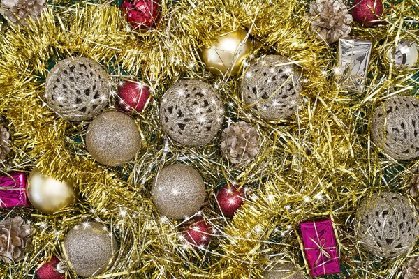 Weihnachtsdekoration Mit Goldener Herzförmiger Girlande Und Weißen Sternen Mit Zeniteinfassung — Stockfoto