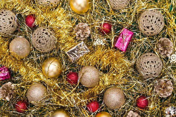 Weihnachtsdekoration Mit Goldener Girlande Und Bunten Kugeln Mit Zenitrahmen — Stockfoto