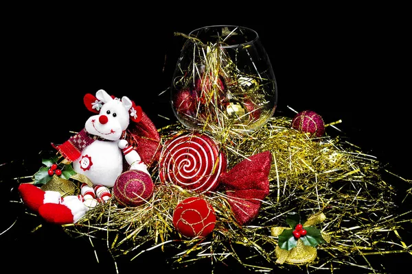 Boneca Natal Com Fitas Douradas Bolas Vermelhas Uma Xícara Fundo — Fotografia de Stock