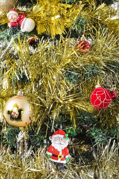 Detalj Julgran Med Figurera Santa Claus — Stockfoto