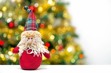 beyaz bir arka plan üzerinde ışıkları ile Noel hediye