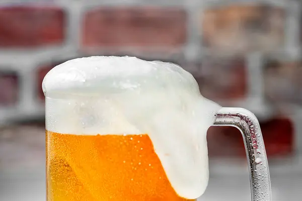 Primer Plano Sirve Una Taza Cerveza Refrescante Con Espuma Una — Foto de Stock