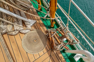 İpli bir fırkateyn ve acil durum merdiveni.