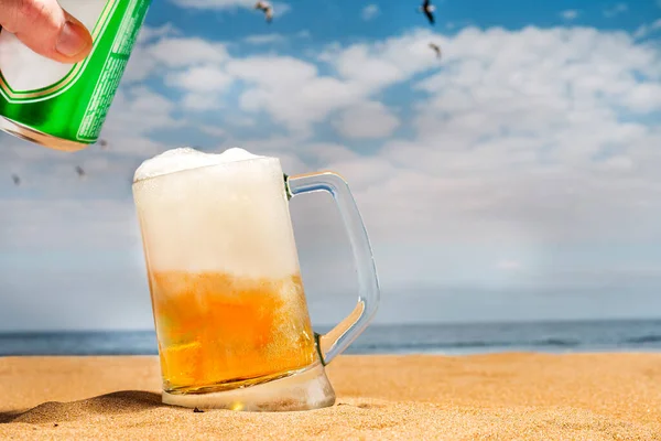 Llenando Una Taza Cerveza Fresca Playa Con Gaviotas Volando — Foto de Stock