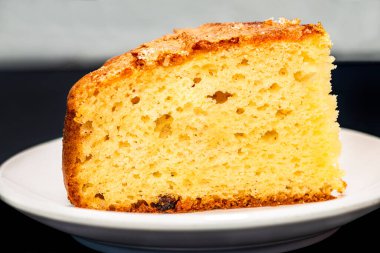 Beyaz tabakta ev yapımı pandispanya.