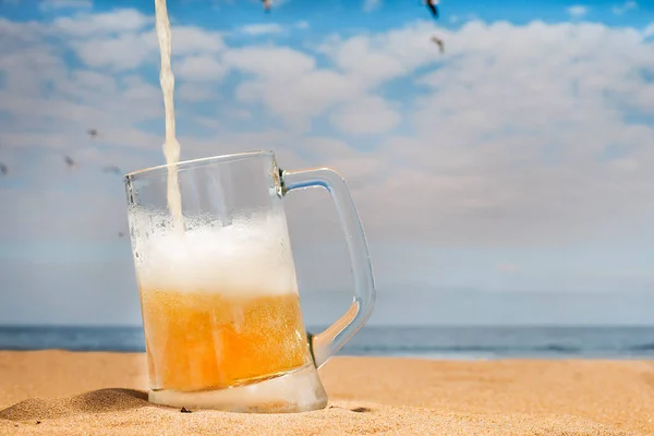 Riempire Una Tazza Birra Fresca Sulla Spiaggia Con Gabbiani Che — Foto Stock