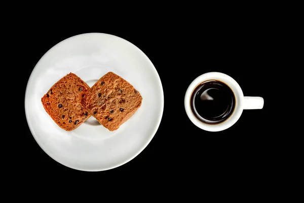 Λευκό Φλιτζάνι Καφέ Ένα Πιάτο Μπισκότα Μαύρο Φόντο — Φωτογραφία Αρχείου