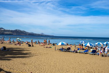 Las Canteras plajı. Las Palmas. Büyük Kanarya Adası. Arka planda Tenerife Adası var. İspanya.