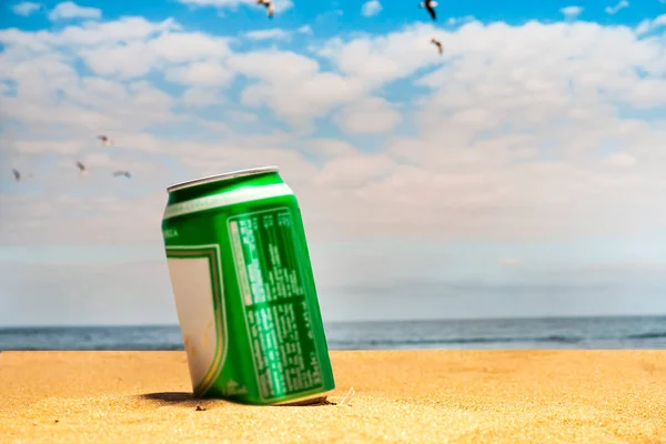 Lata Fría Cerveza Playa Con Gaviotas Volando Sobre Cielo Azul — Foto de Stock