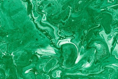 Malakit renk Ebru doku. Soyut petrol boyalı el yapımı yüzeyi ile yaratıcı arka plan. Sıvı boya.