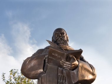 Pers filozof ve şair Omar Hayyam Nishapuri 'nin Rusya' daki ilk anıtı. Astrakhan. Gökyüzü arkaplanındaki anıt.