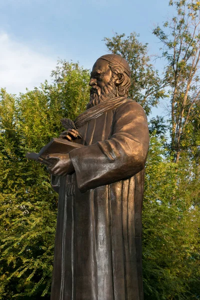 러시아의 기념비는 페르시아의 철학자 시인인 오마르 리이다 아스트라한 — 스톡 사진