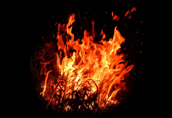 Rot Glühendes Feuer Auf Schwarzem Hintergrund — Stockfoto