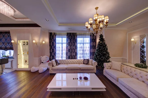 Ein Beigefarbenes Sofa Mit Hellem Hochglanztisch Wohnzimmer Mit Hellen Wänden — Stockfoto