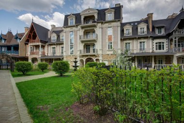 Evler ülkenin önünde uçuş platformu