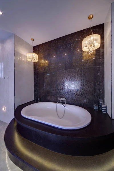 Jacuzzi Blanco Sobre Pedestal Oscuro Con Una Pared Azulejos Oscuros — Foto de Stock