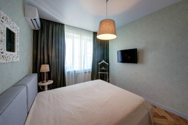 Yeşil yatak odası ile bir yatak ve büyük bir pencere