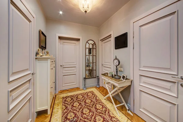 Kamer Van Ingang Het Appartement Met Witte Deuren Witte Meubels — Stockfoto