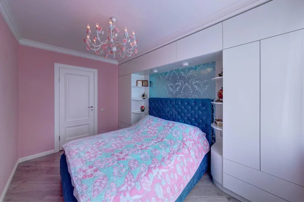 Lichte Slaapkamer Met Een Bed Van Blauwe Witte Gevallen — Stockfoto