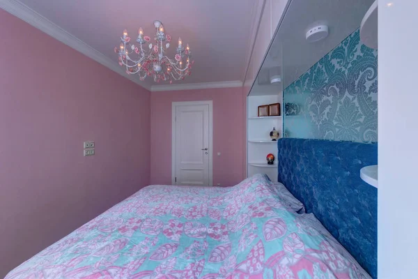 Ροζ Υπνοδωμάτιο Κρεβάτι — Φωτογραφία Αρχείου
