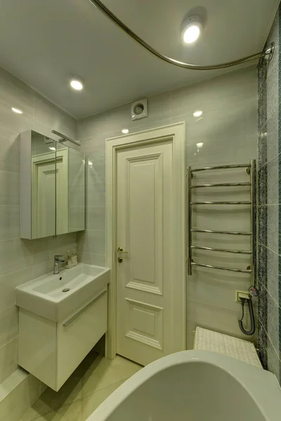 Μπάνιο Θερμαινόμενη Κρεμάστρα Και Ένα Νιπτήρα Έναν Καθρέφτη — Φωτογραφία Αρχείου