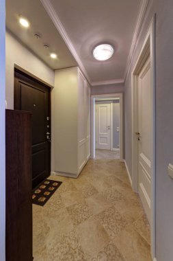 Bir katta ve hafif durumlarda bir çini ile bir koridor