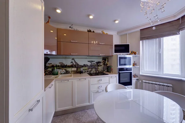 Witte Keuken Met Een Witte Glanzende Ronde Tafel Stoelen — Stockfoto