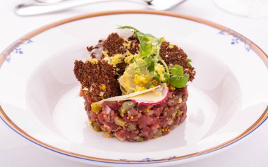 Peynir ve bir bahçe turp ile sığır et Tartar üzerinde kızarmış tost