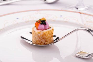 Kırmızı ve siyah havyar hainlerle mousse ile doldurulmuş krep