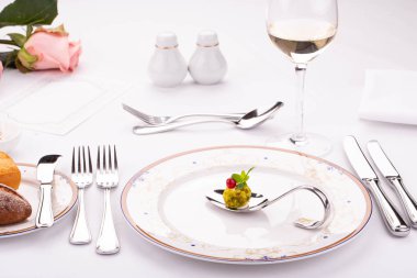 Güzel eşya ve bir bardak beyaz şarap ile restoranda yemek verme bölümü