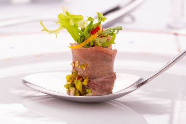 Yeşiller ve üzerinde bir bölümü kaşık fıstıklı Yapıştır ile sığır eti