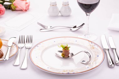 Rulo taze sebze, yeşillik ve toz Antep fıstığı içine kısıtlandığını Dana eti kesme