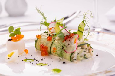 Kırmızı havyar ile ekşi krema soslu patlıcan taze sebze ile gelen rulo